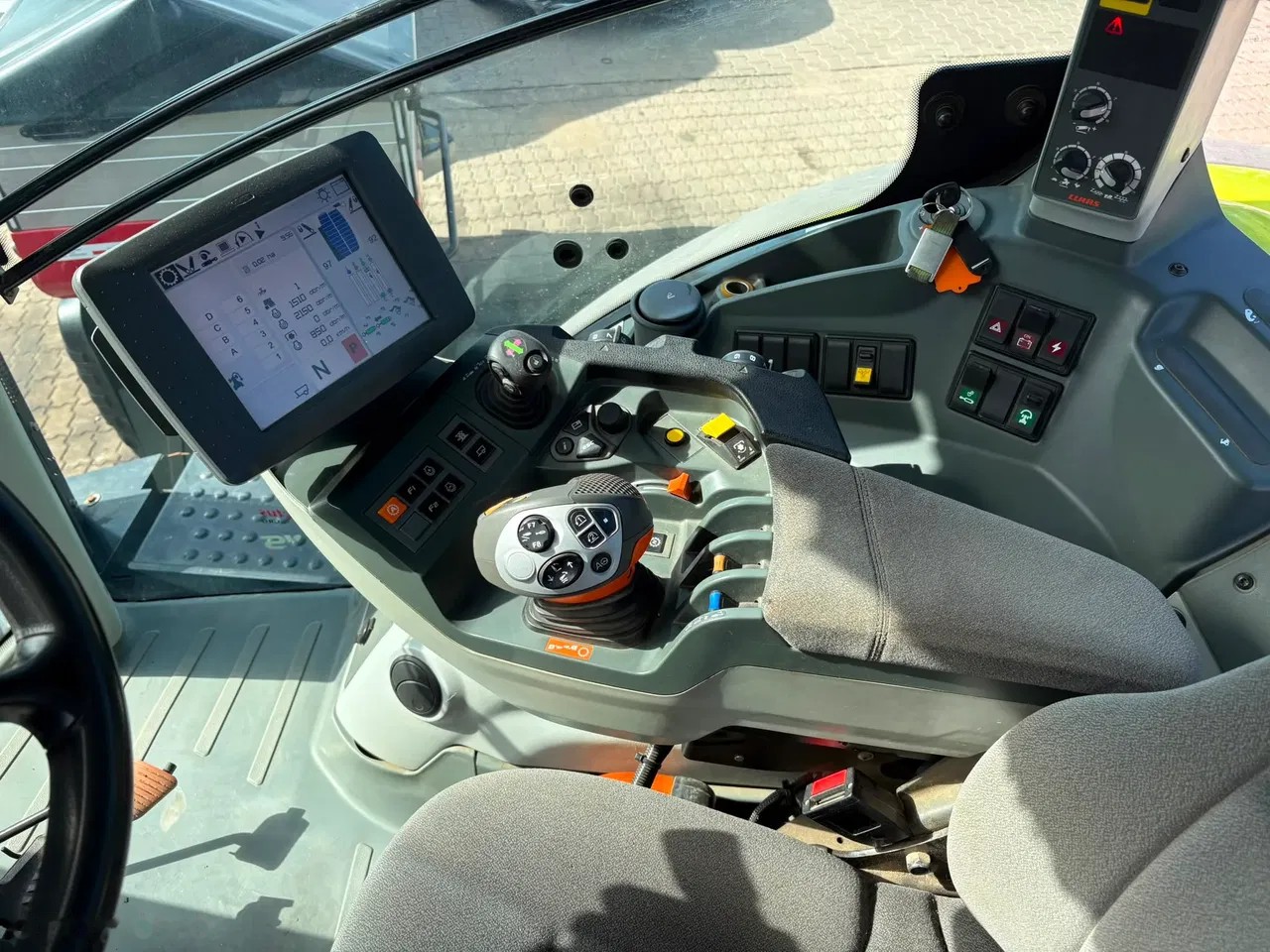 2015 Claas AXION 830 CEBIS Hexa-shift, 3 971 mth, dovoz Skladom v EÚ — foto 15 z 23
