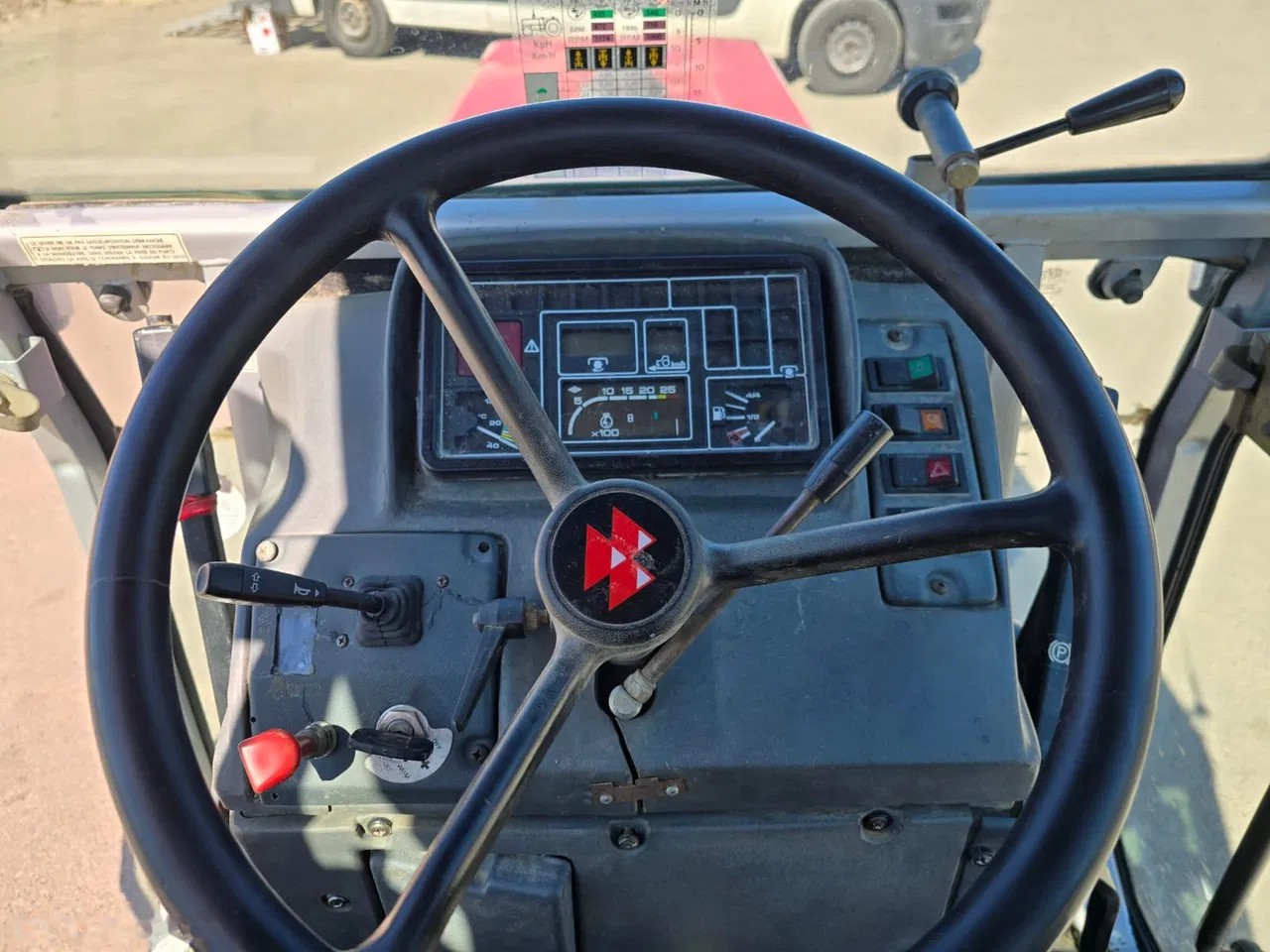 1997 Massey Ferguson 374V, dovoz Skladom v EÚ — foto 8 z 9