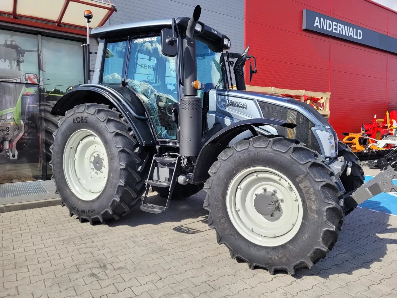2014 Valtra N103.4, 3 500 mth, dovoz Skladom v EÚ — foto 3 z 18