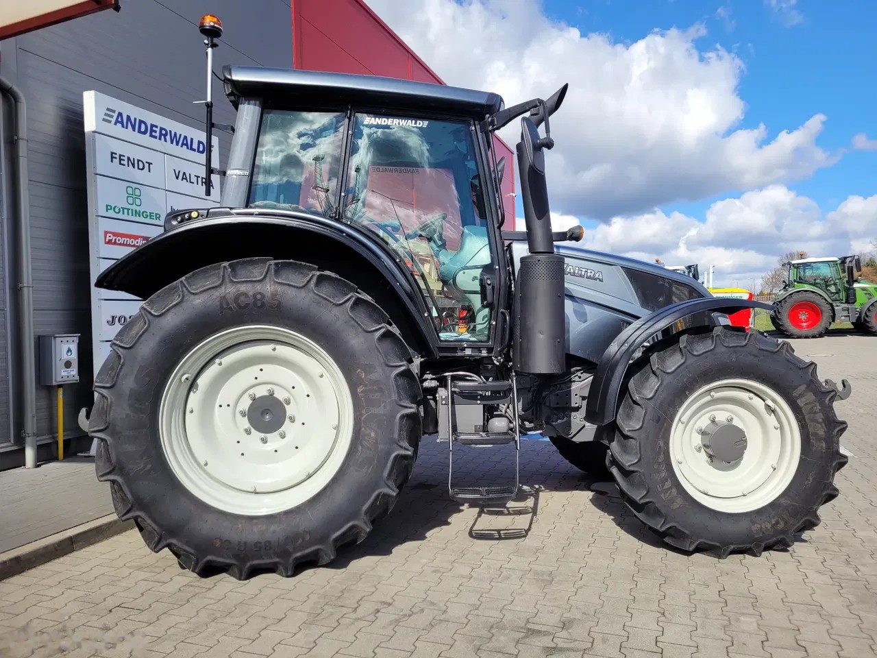 2014 Valtra N103.4, 3 500 mth, dovoz Skladom v EÚ — foto 4 z 18