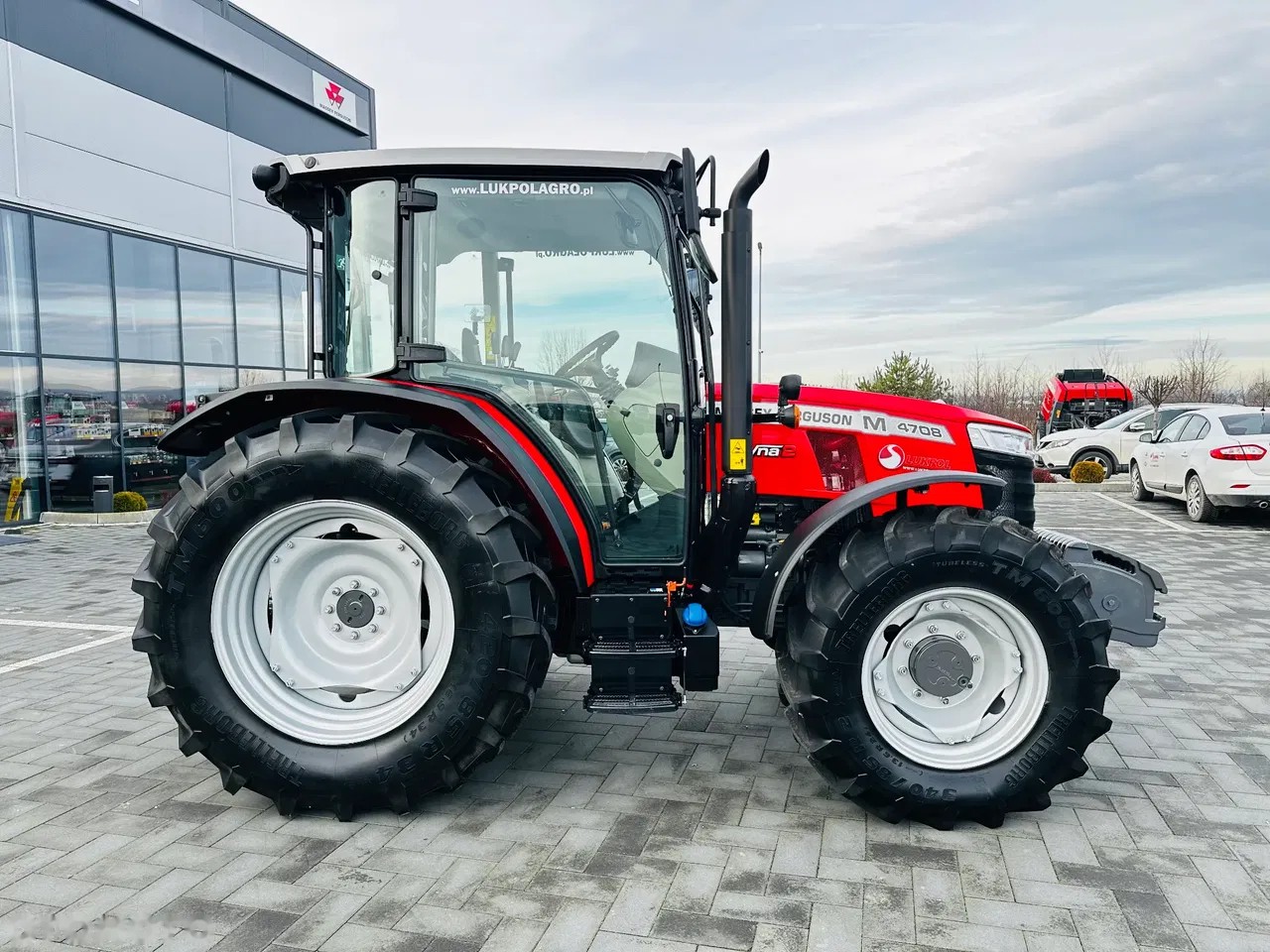 2026 Massey Ferguson 4708M, dovoz Skladom v EÚ — foto 4 z 13