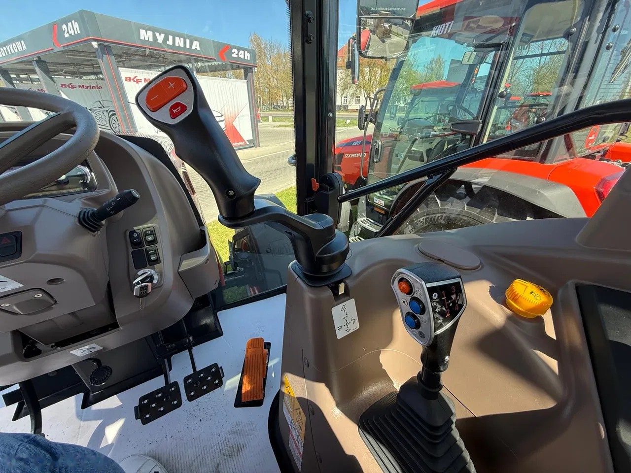 2026 Kioti HX9010, dovoz Skladom v EÚ — foto 16 z 22