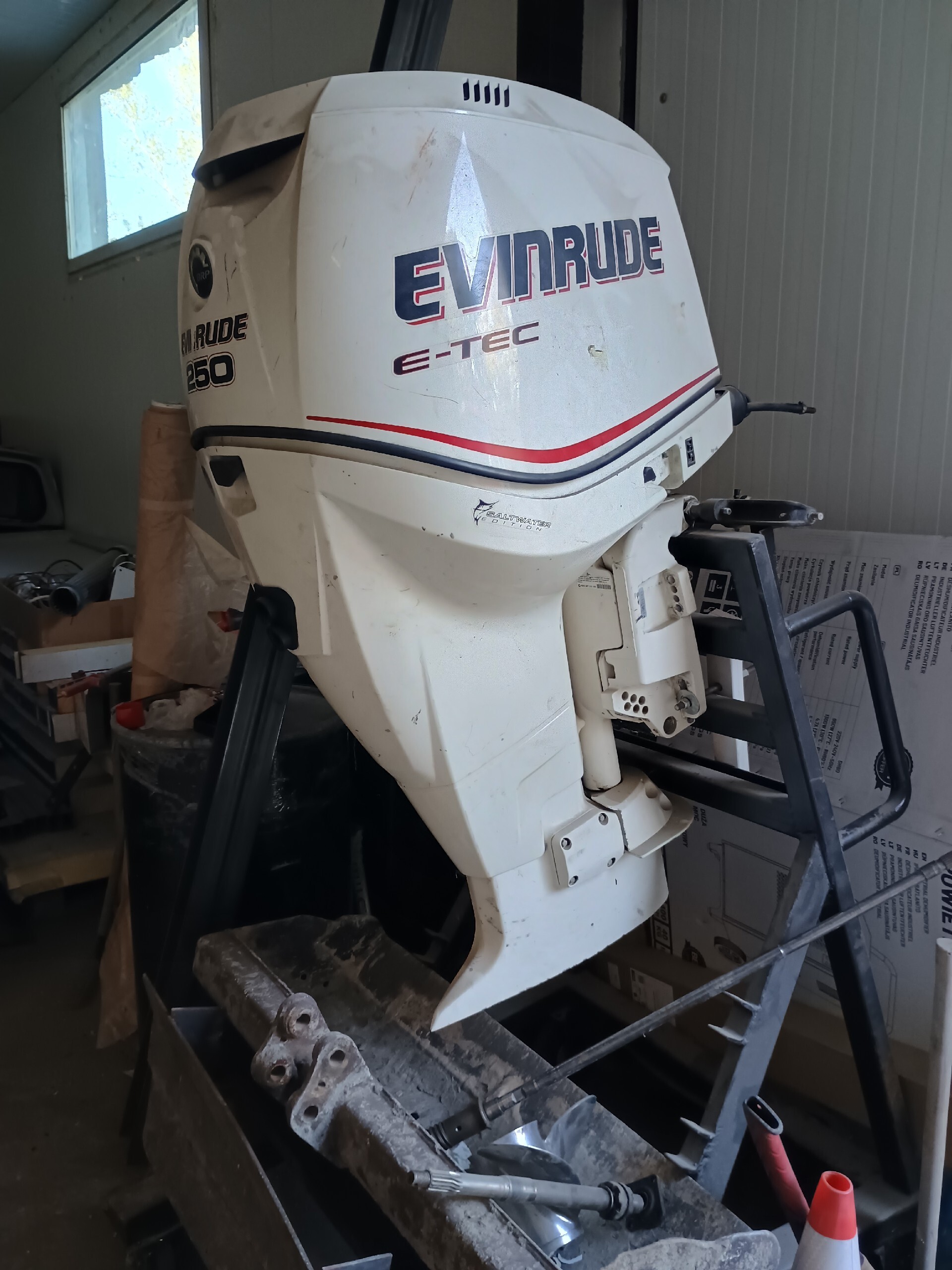 Motor spalovací závěsný Evinrude 250 E-tec 2007r. Sturtevant TANIO, Skladom v EÚ — foto 1