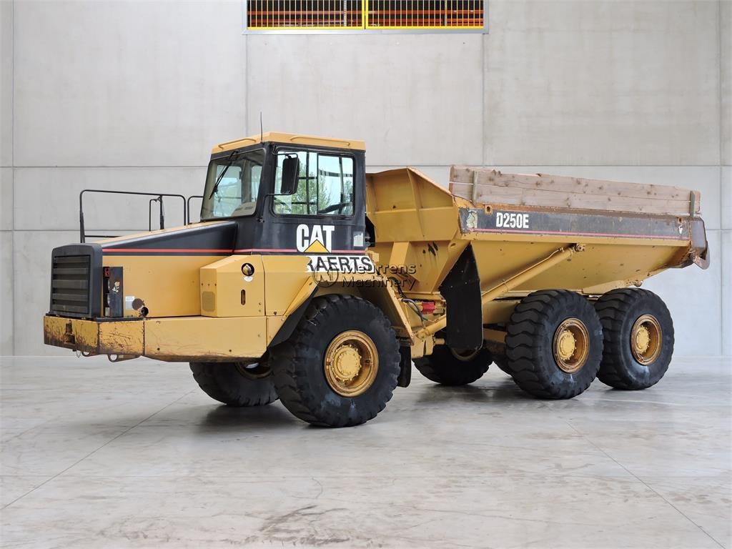 1999 Cat D250E, 5 298 mth, dovoz Skladom v EÚ — foto 1 1999 Cat D250E, 5 298 mth, dovoz Skladom v EÚ — foto 1