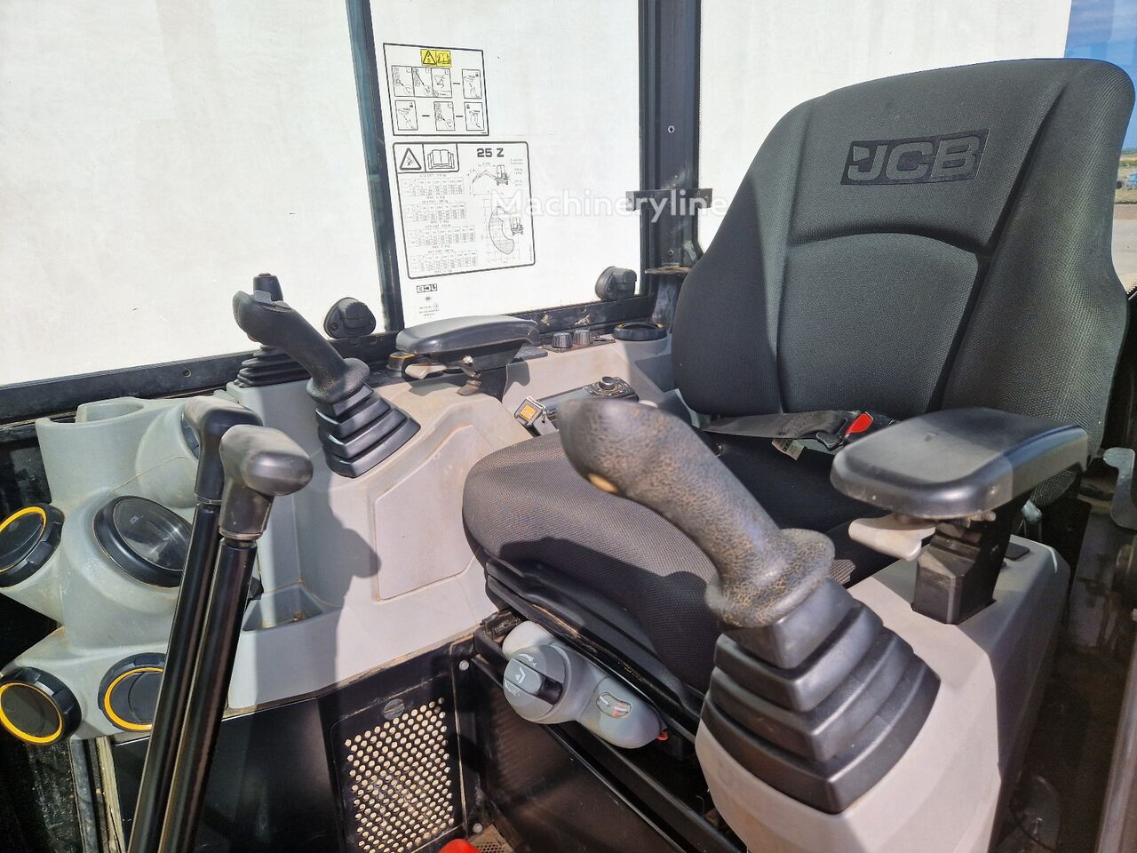 2025 JCB 25, 174 mth, dovoz Skladom v EÚ — foto 12 z 16