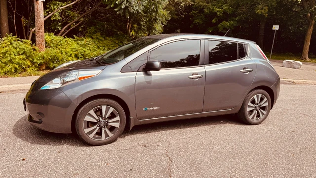 2016 Nissan Leaf, sivá, 78 000 km, dovoz Kanada — foto 1