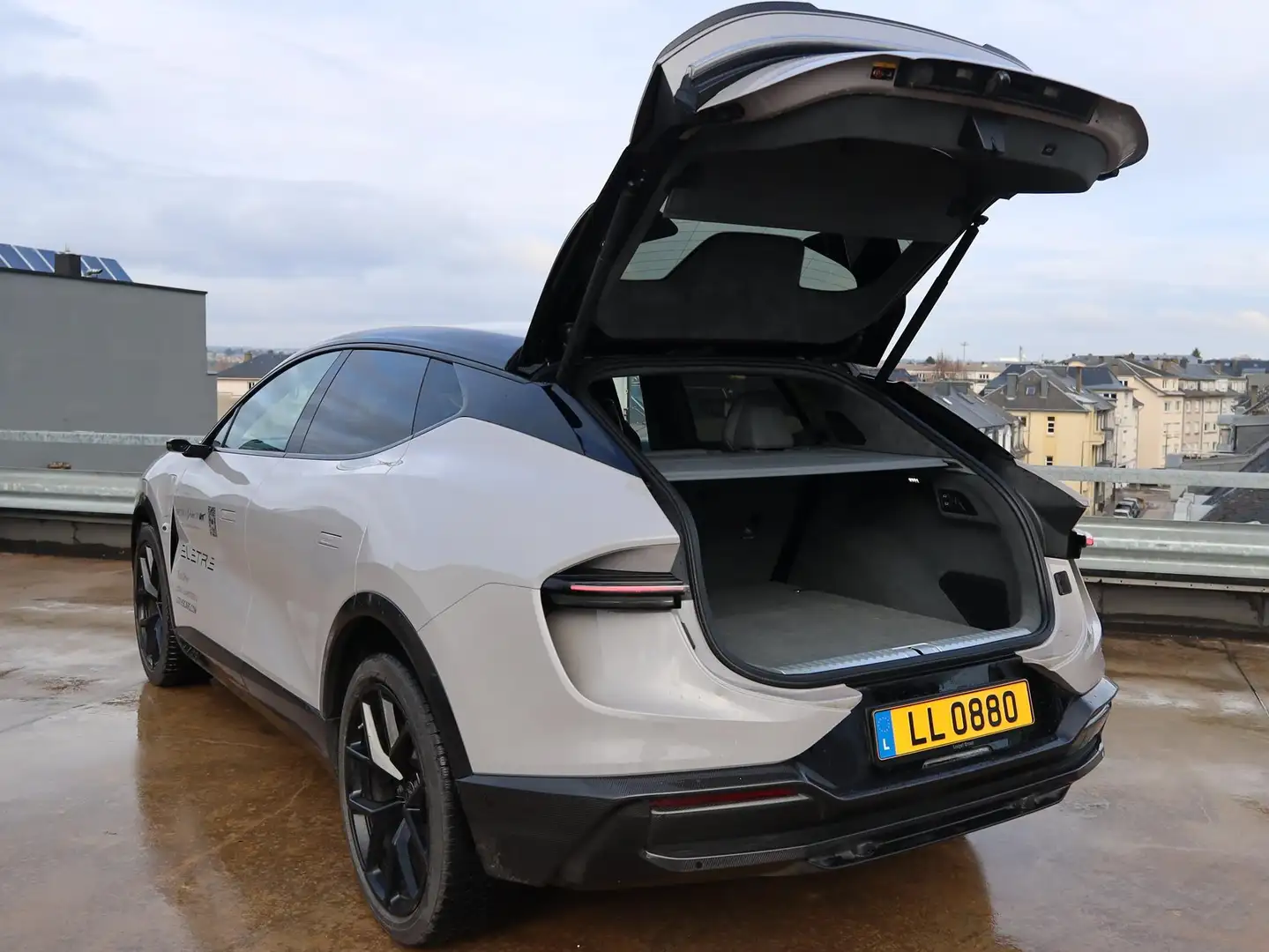2025 Lotus Eletre, 15 000 km, Belgicko — foto 10 z 12