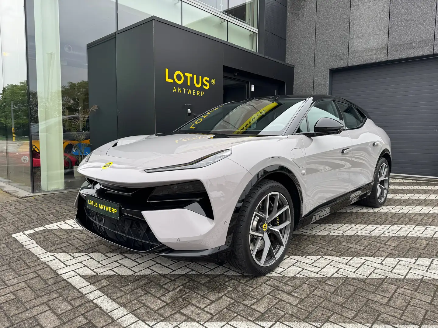 2023 Lotus Eletre, sivá, 52 556 km, Belgicko — foto 2 z 12