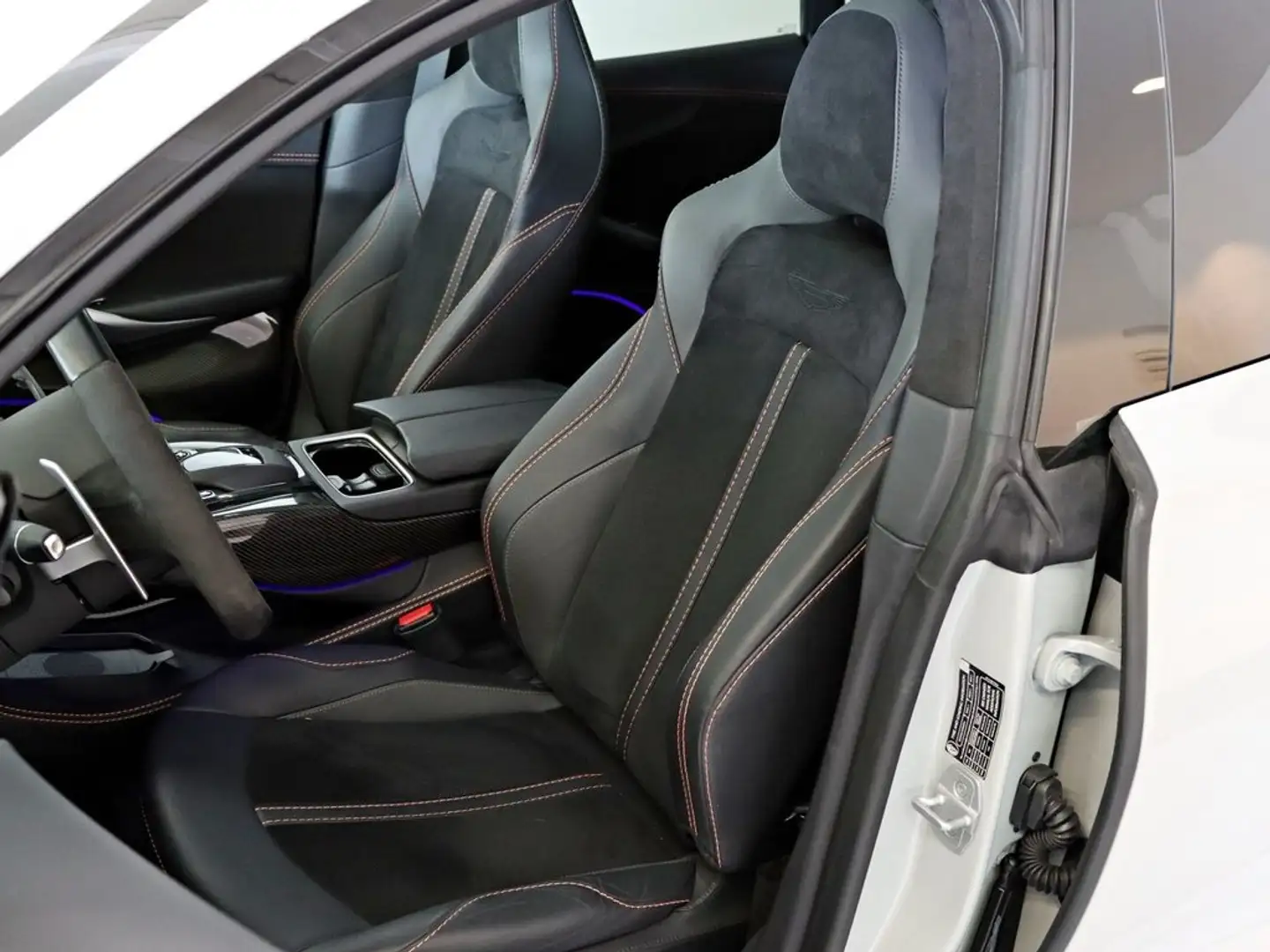 2025 Aston Martin DBX, 41 600 km, Španielsko — foto 12 z 12