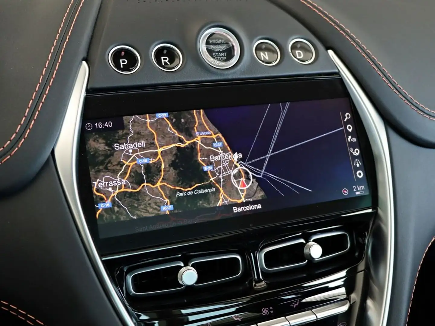 2025 Aston Martin DBX, 41 600 km, Španielsko — foto 9 z 12