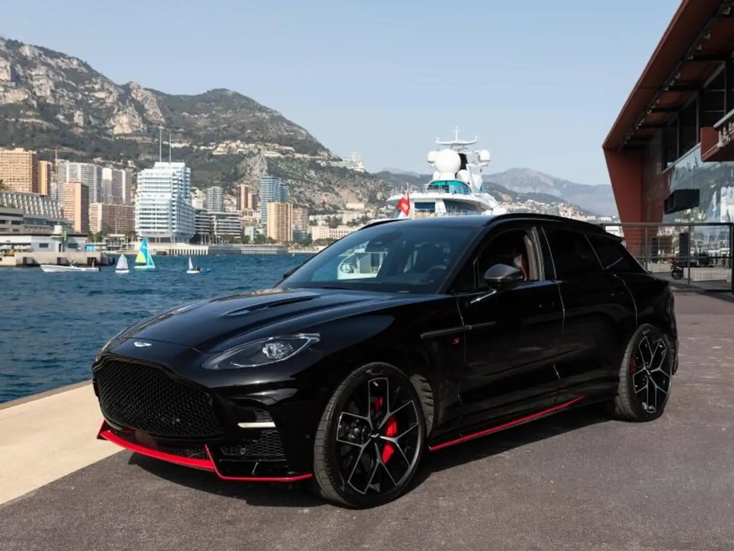2026 Aston Martin DBX, 1 500 km, Francúzsko — foto 1