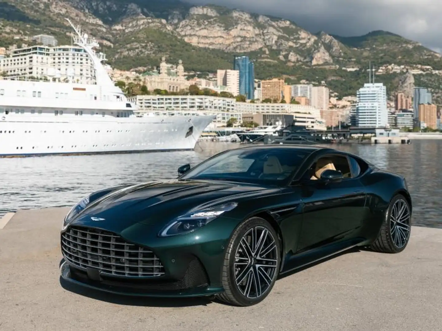 2026 Aston Martin DB12, 2 800 km, Francúzsko — foto 1