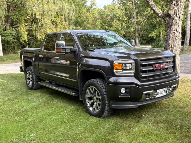 2015 GMC Ck1500 SLT All Terrain, 162 000 km, dovoz Kanada — foto 1 z 5 2015 GMC Ck1500 SLT All Terrain, 162 000 km, dovoz Kanada — foto 1 z 5