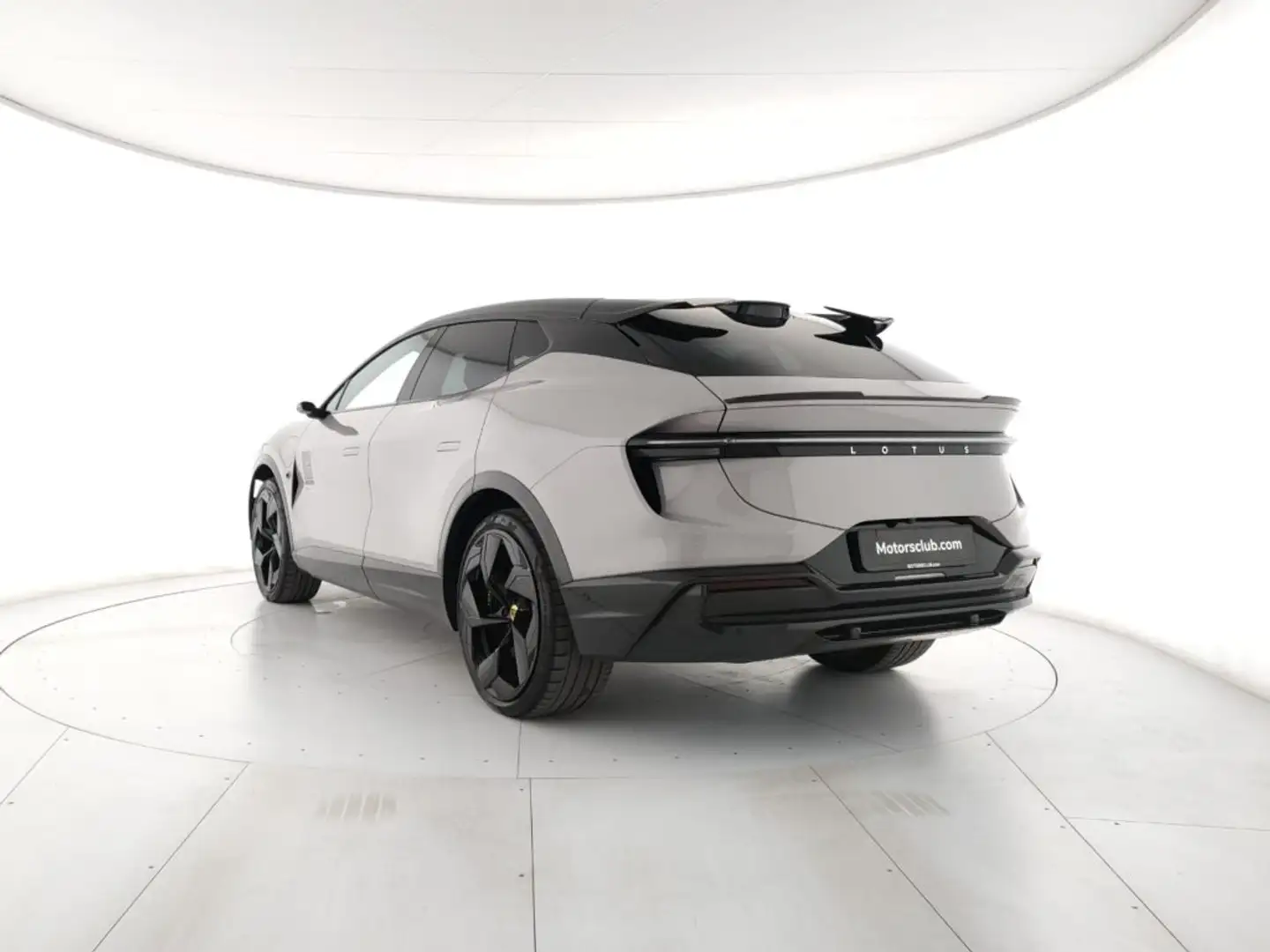 2025 Lotus Eletre, 11 500 km, Taliansko — foto 4 z 12
