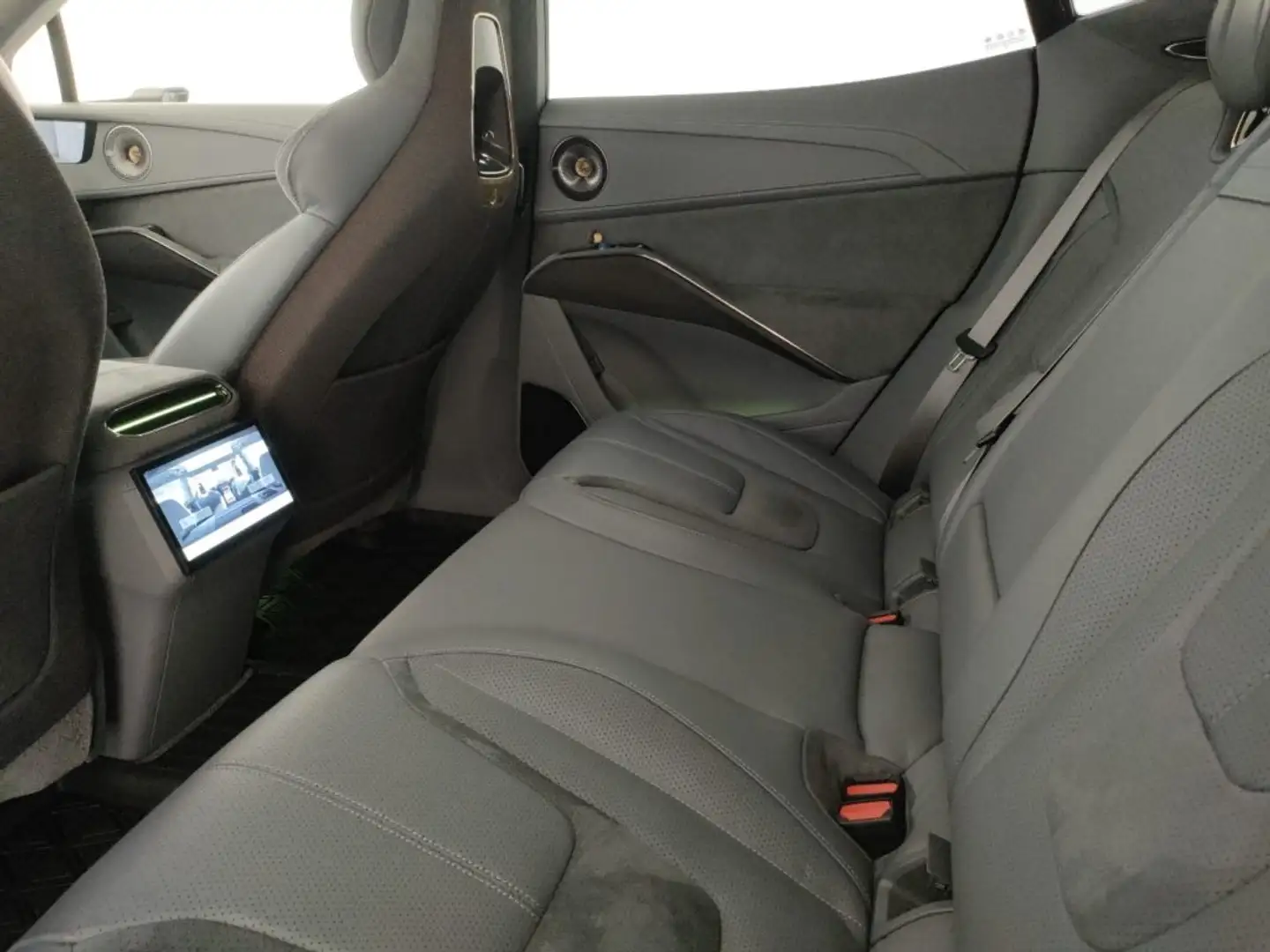 2025 Lotus Eletre, 11 500 km, Taliansko — foto 7 z 12