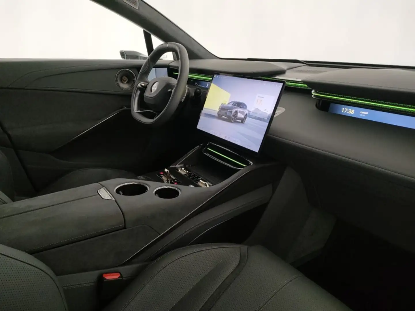 2025 Lotus Eletre, 11 500 km, Taliansko — foto 9 z 12