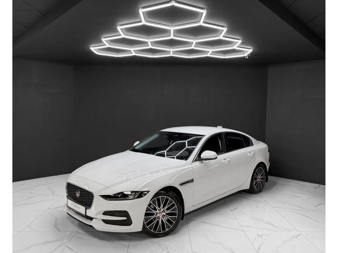 2022 Jaguar XE, 77 500 km, Luxembursko — foto 1