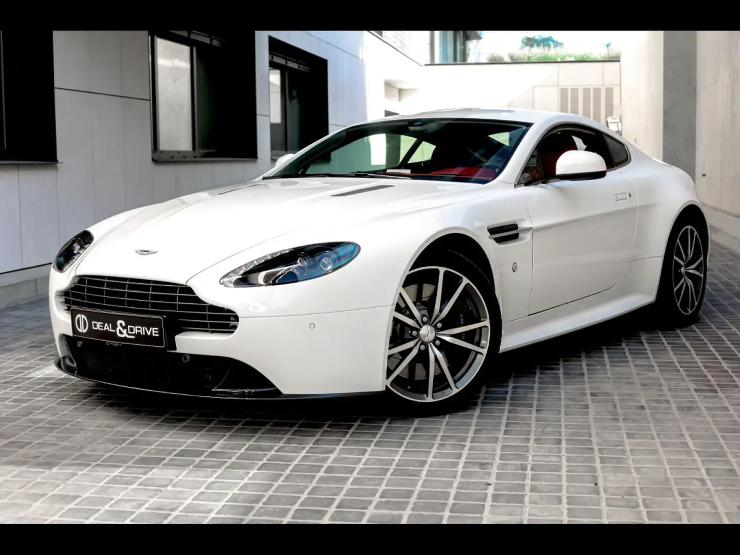 2017 Aston Martin V8, biela, 27 540 km, Luxembursko — foto 1
