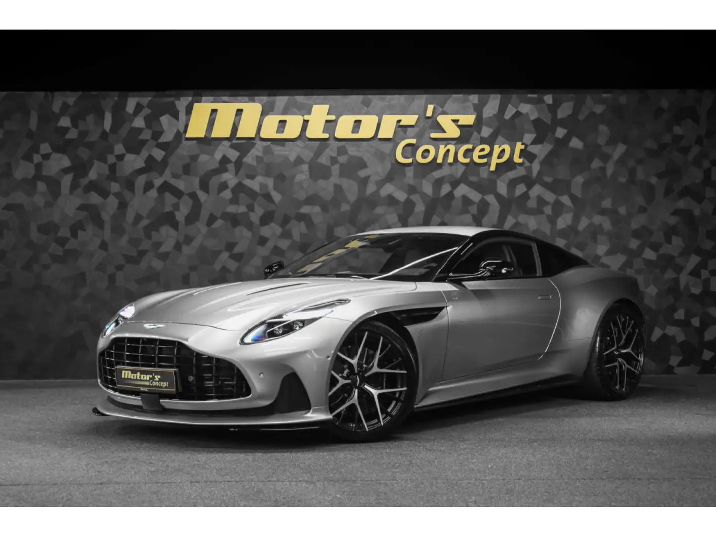 2024 Aston Martin DB12, strieborná, 9 290 km, Luxembursko — foto 1