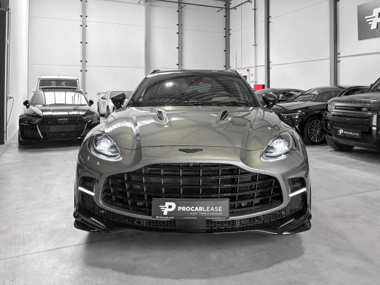 2025 Aston Martin DBX, 9 600 km, Luxembursko — foto 3 z 12