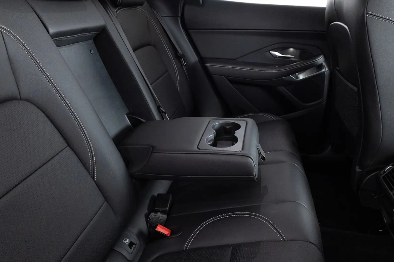 2023 Jaguar E-Pace, 27 145 km, Holandsko — foto 11 z 12