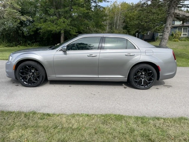 2016 Chrysler 300C Platinum, strieborná, 156 978 km, dovoz Kanada — foto 1