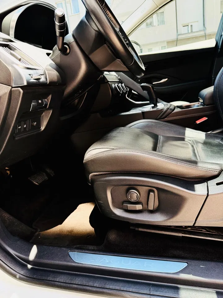 2020 Jaguar E-Pace, 111 540 km, Rumunsko — foto 8 z 14