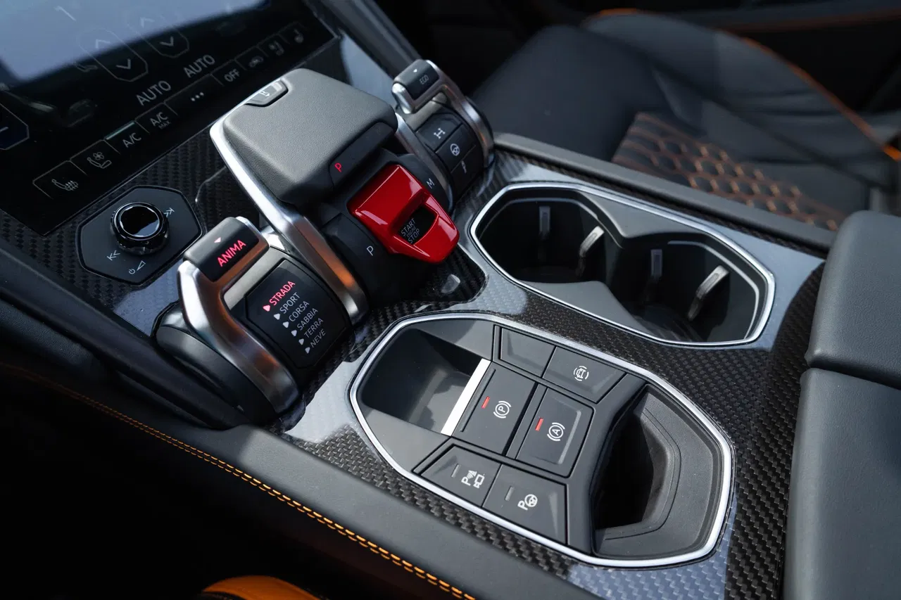 2025 Lamborghini URUS, 4 000 km, Rumunsko — foto 16 z 37