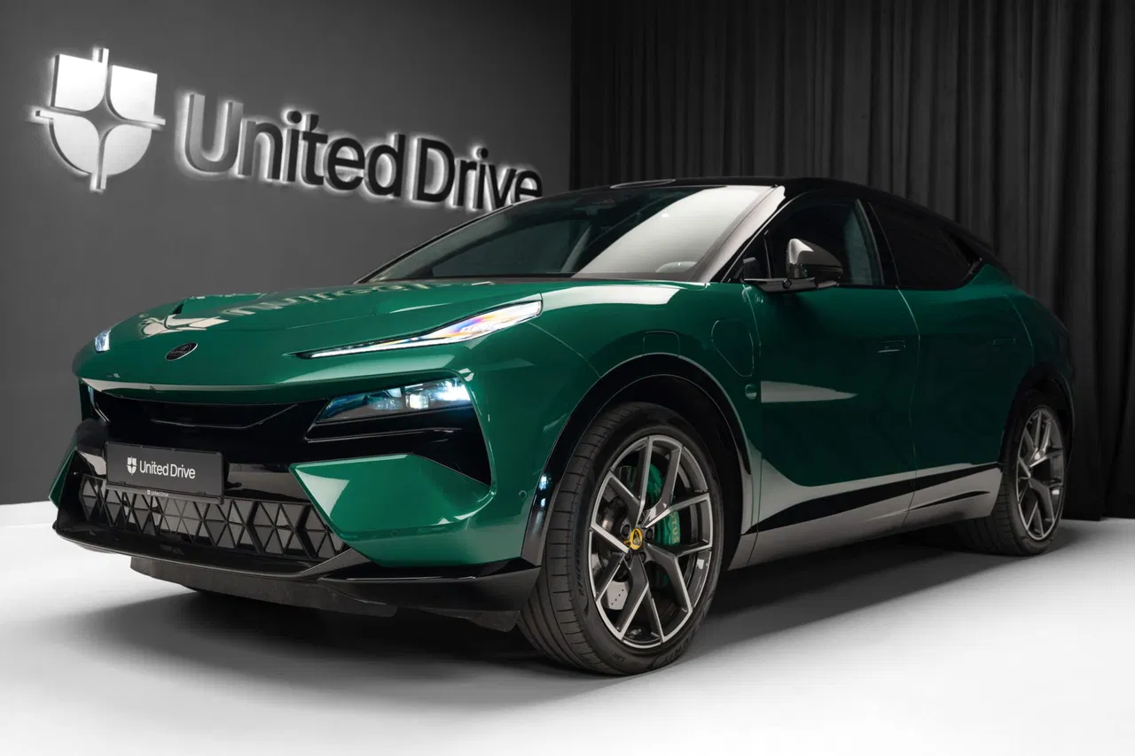 2023 Lotus Eletre, 14 000 km, Rumunsko — foto 1