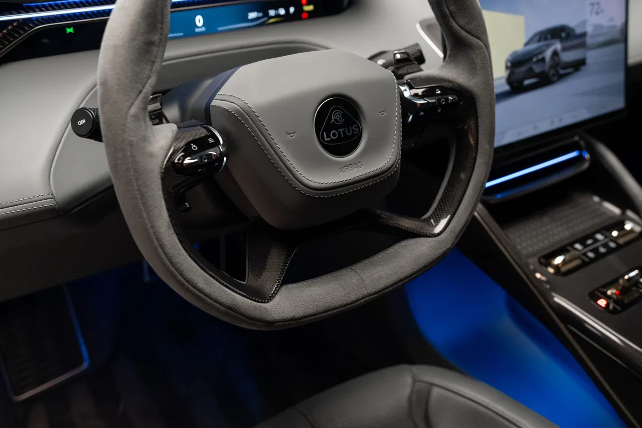 2023 Lotus Eletre, 14 000 km, Rumunsko — foto 16 z 40