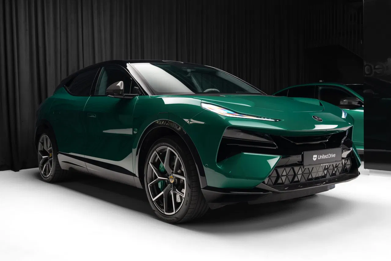 2023 Lotus Eletre, 14 000 km, Rumunsko — foto 3 z 40
