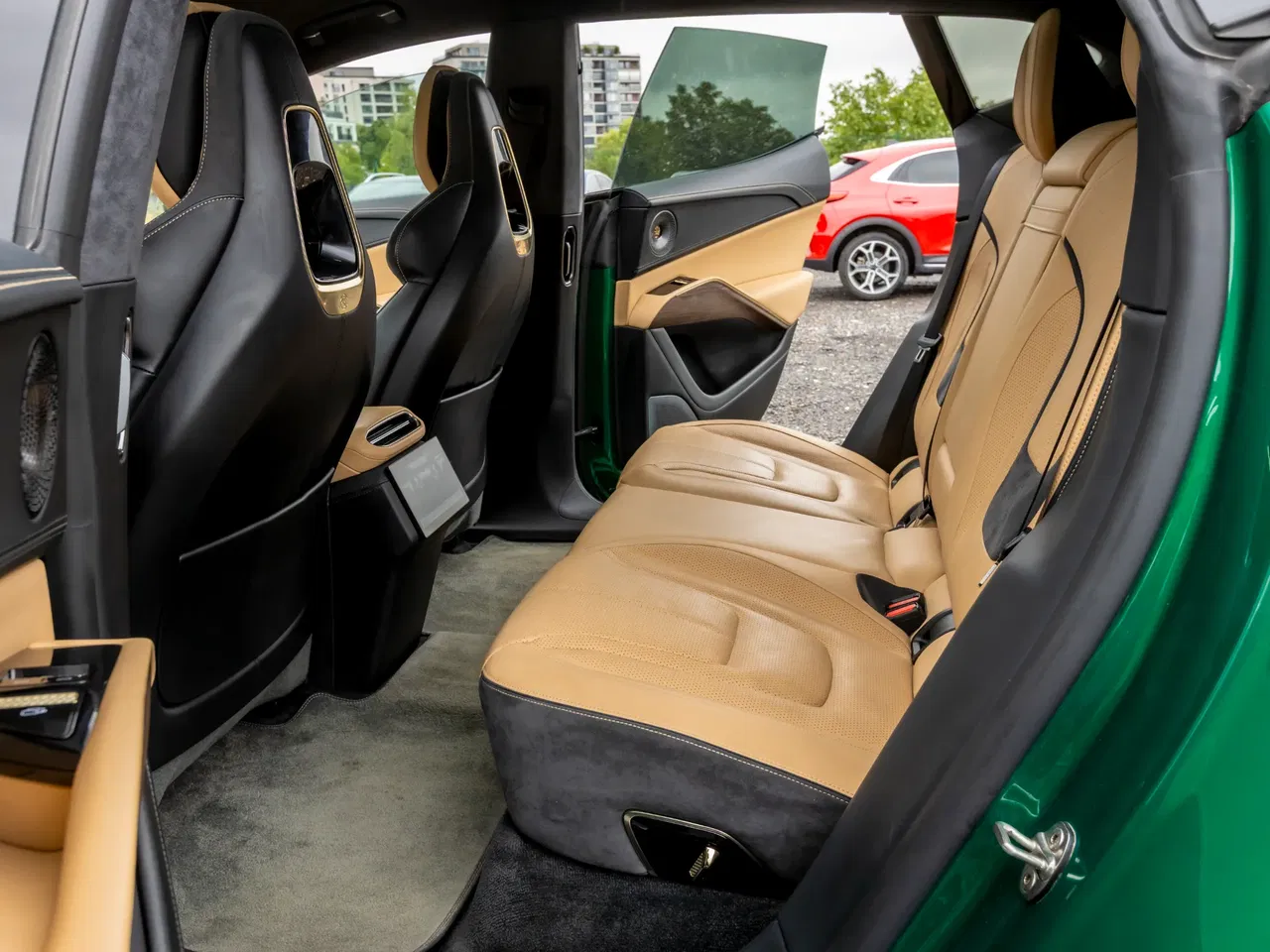 2023 Lotus Eletre, 82 000 km, Rumunsko — foto 16 z 40