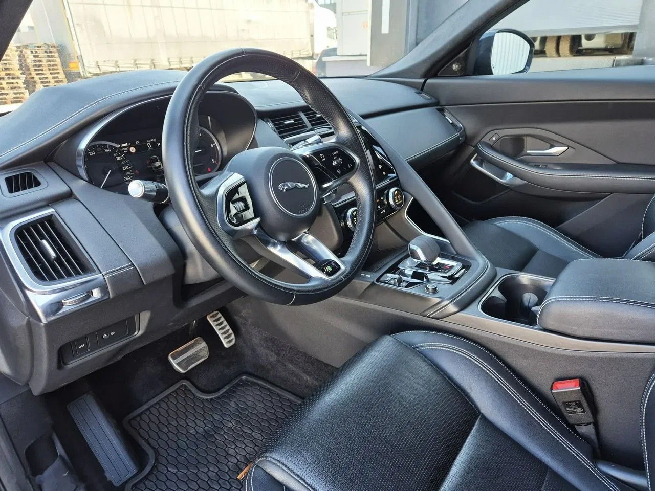 2022 Jaguar E-Pace, 19 910 km, Poľsko — foto 15 z 39