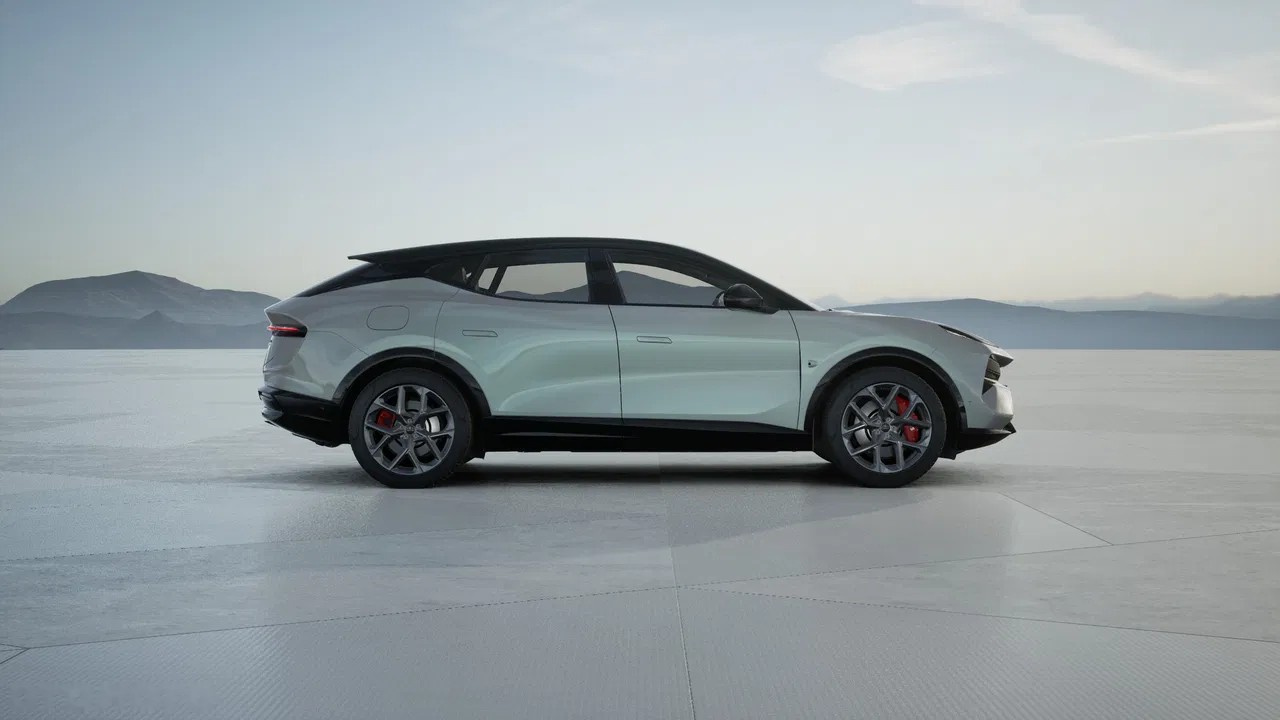 2026 Lotus Eletre, 5 km, Poľsko — foto 4 z 15