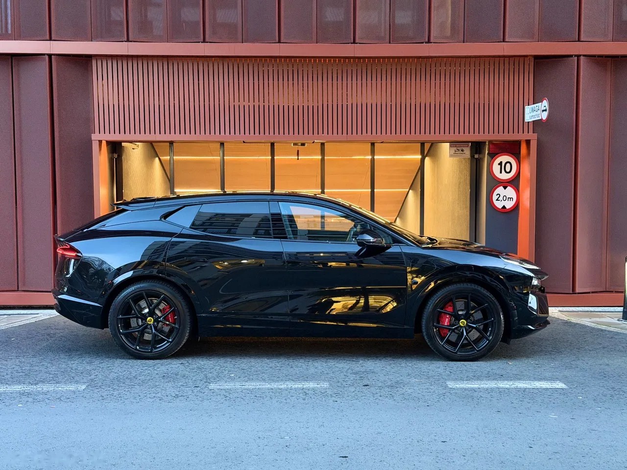 2024 Lotus Eletre, 1 900 km, Poľsko — foto 4 z 18