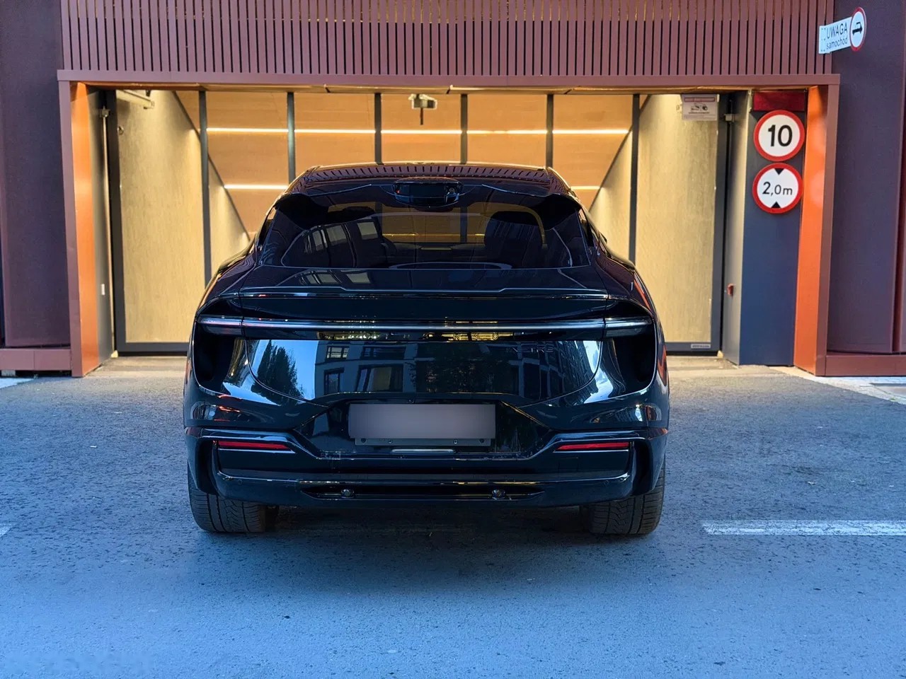 2024 Lotus Eletre, 1 900 km, Poľsko — foto 7 z 18