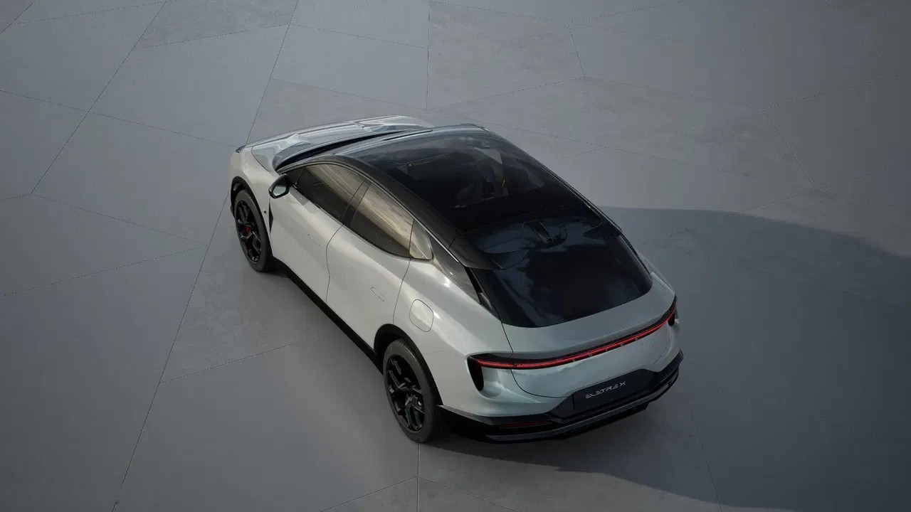 2026 Lotus Eletre, 5 km, Poľsko — foto 8 z 10