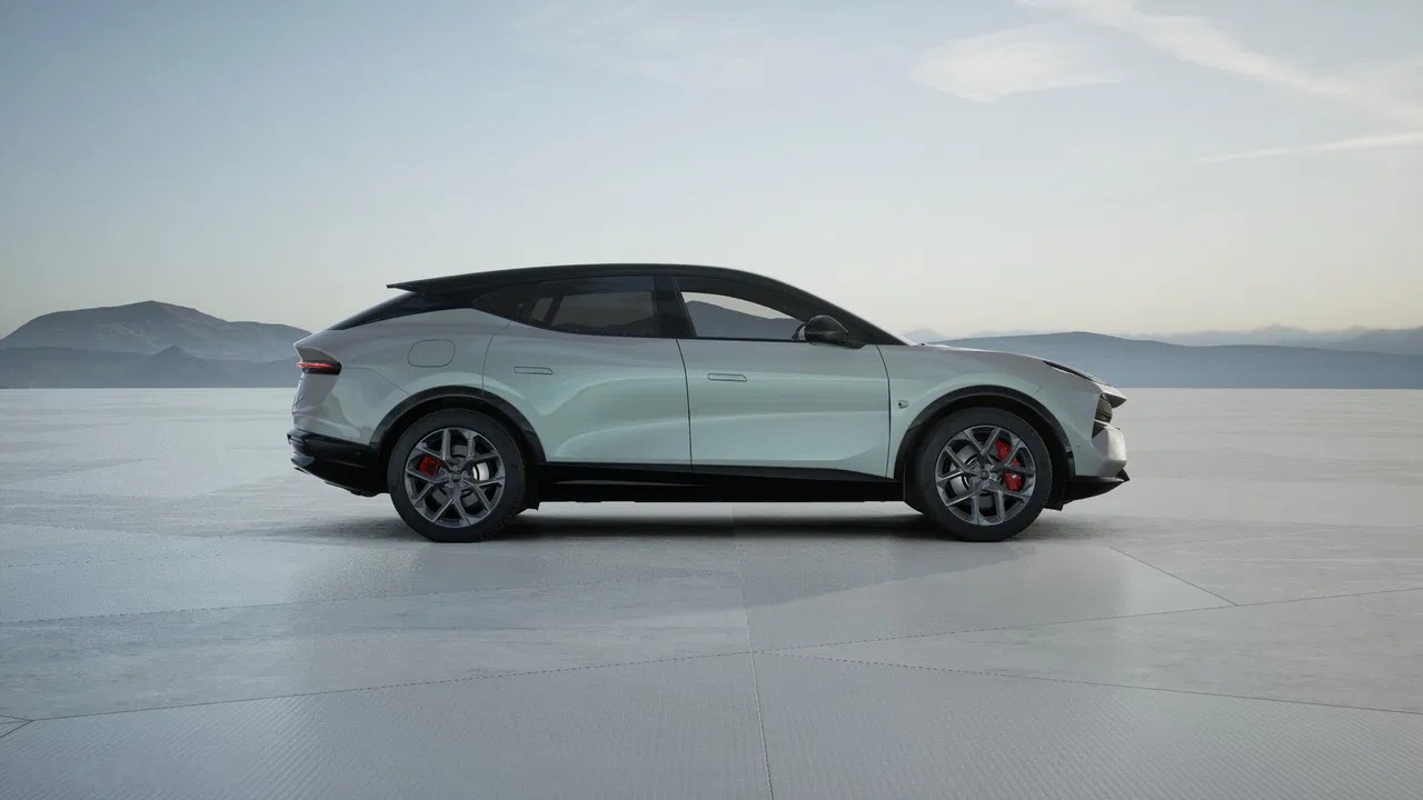 2026 Lotus Eletre, 5 km, Poľsko — foto 3 z 8