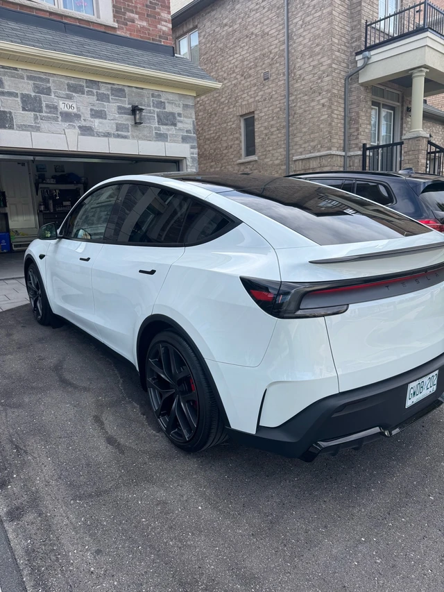 2026 Tesla Model Y Performance, biela, 11 000 km, dovoz Kanada — foto 1
