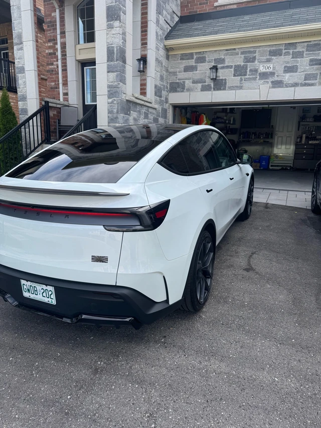2026 Tesla Model Y Performance, biela, 11 000 km, dovoz Kanada — foto 2 z 5
