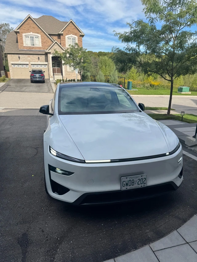 2026 Tesla Model Y Performance, biela, 11 000 km, dovoz Kanada — foto 3 z 5