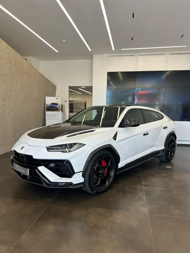 Lamborghini Urus, 796 km, Portugalsko — foto 1