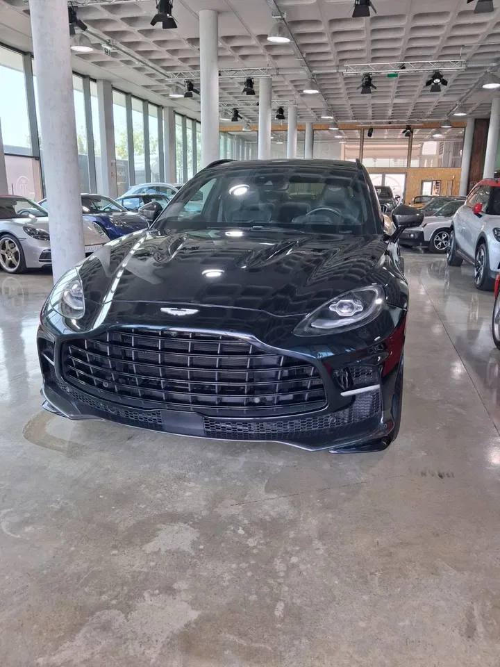 Aston Martin DBX, 15 500 km, Portugalsko — foto 1