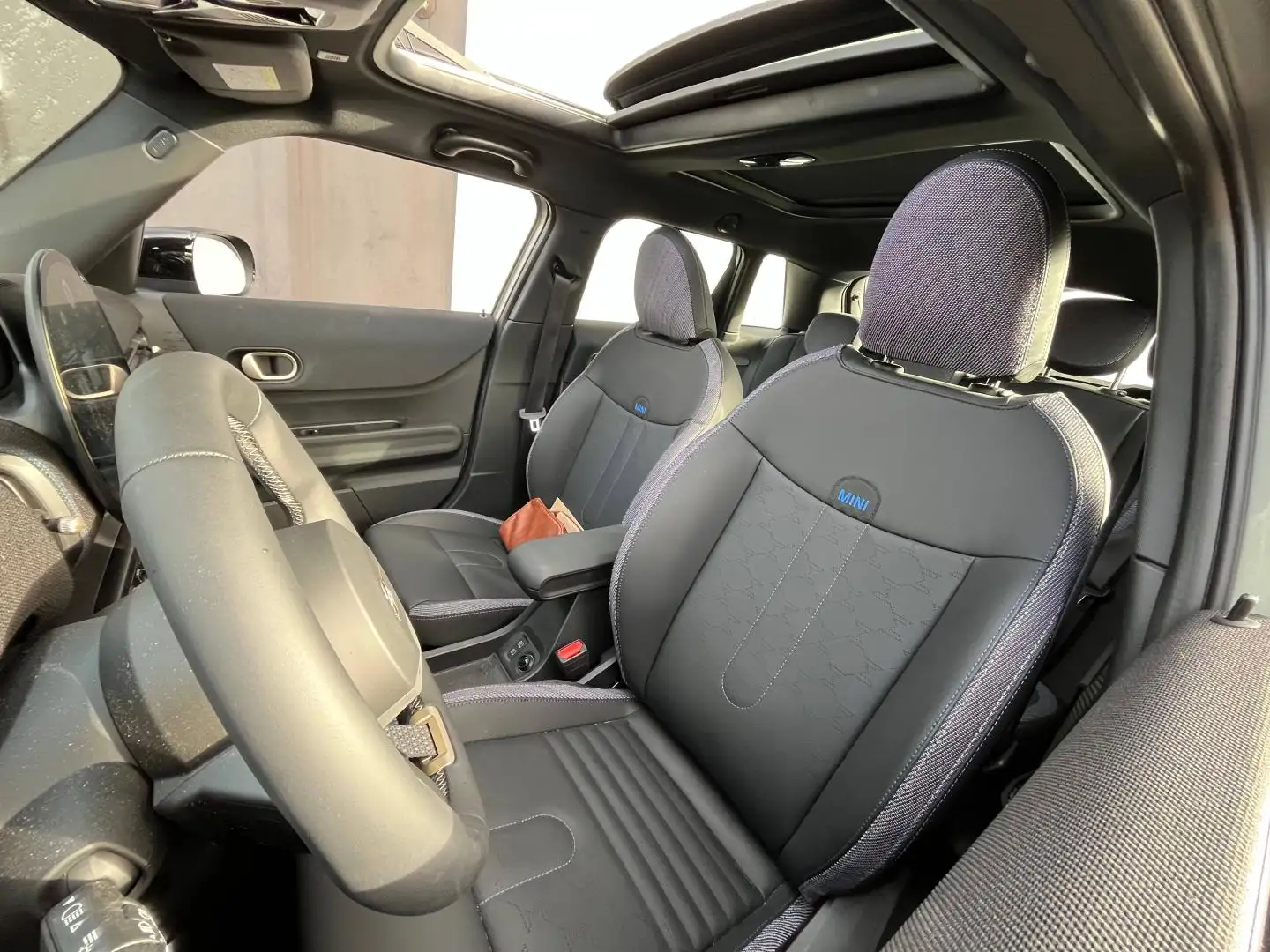 2026 MINI Cooper, 1 595 km, Francúzsko — foto 14 z 18