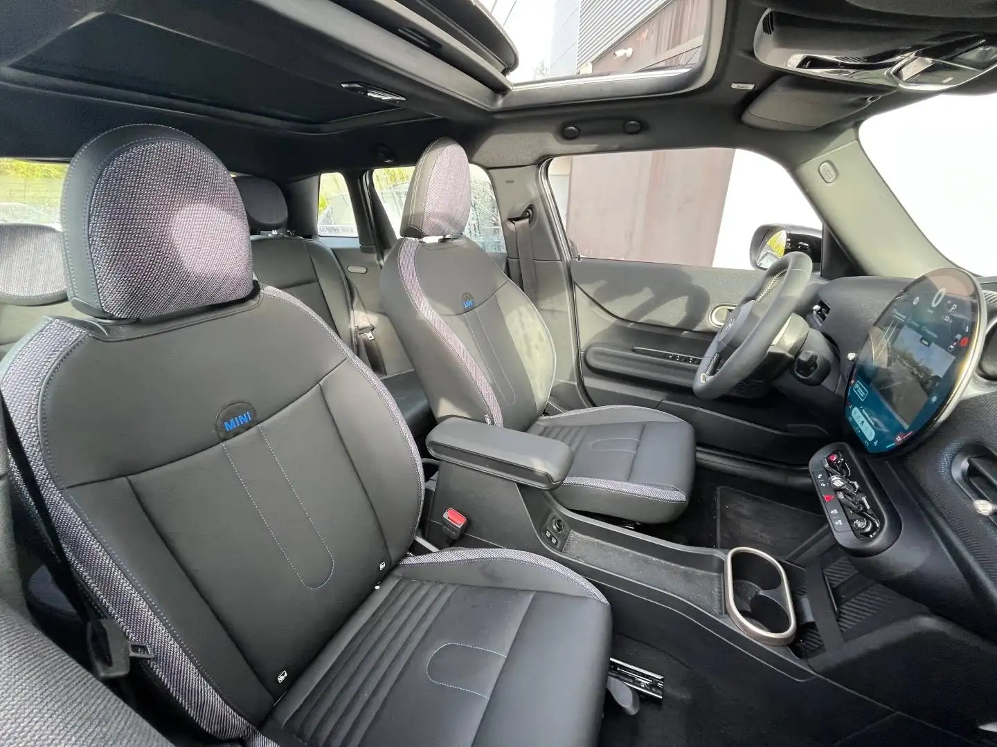 2026 MINI Cooper, 1 595 km, Francúzsko — foto 6 z 18