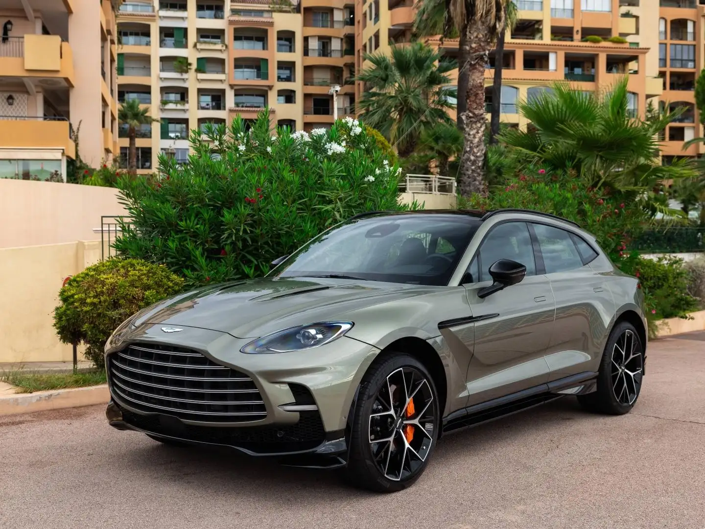 2026 Aston Martin DBX, 200 km, Francúzsko — foto 1