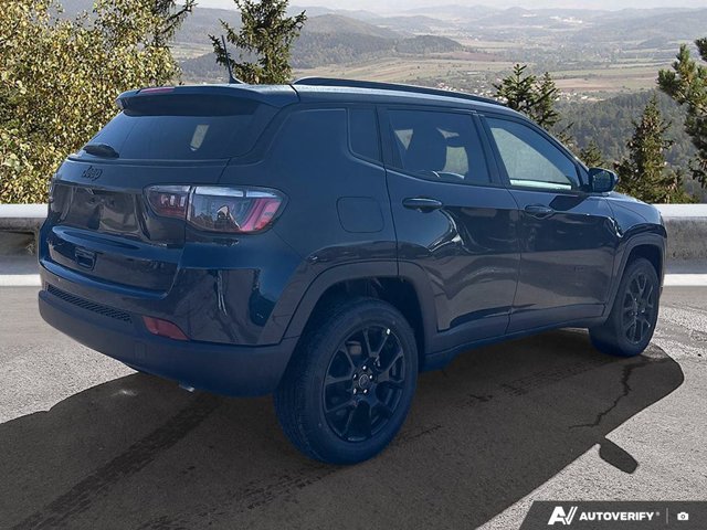 2027 Jeep Compass Trailhawk 4x4, oranžová, dovoz Kanada — foto 6 z 20