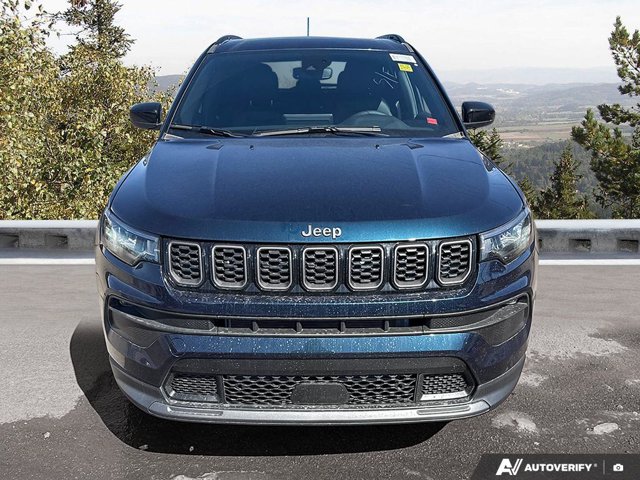 2027 Jeep Compass Trailhawk 4x4, oranžová, dovoz Kanada — foto 9 z 20