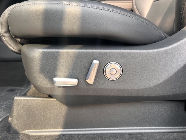 2027 Lincoln Navigator Reserve, modrá, 10 km, dovoz Kanada — foto 7 z 20
