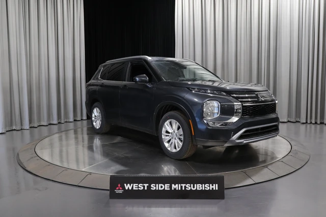 2026 Mitsubishi Outlander SE, sivá, 100 km, dovoz Kanada — foto 1